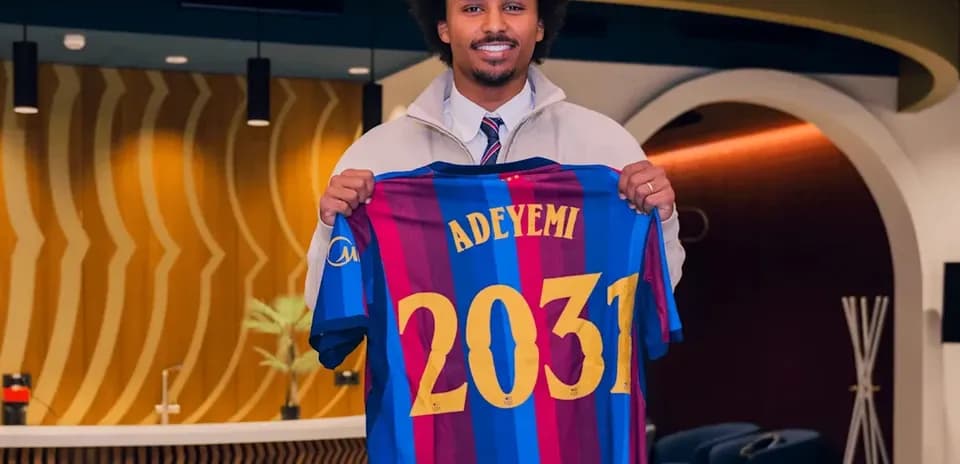 Jugador mostrando camiseta del FC Barcelona con su nombre
