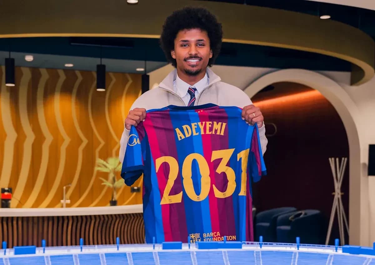 Jugador mostrando camiseta del FC Barcelona con su nombre