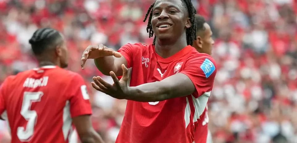 Jugador suizo celebrando con compañeros en el campo