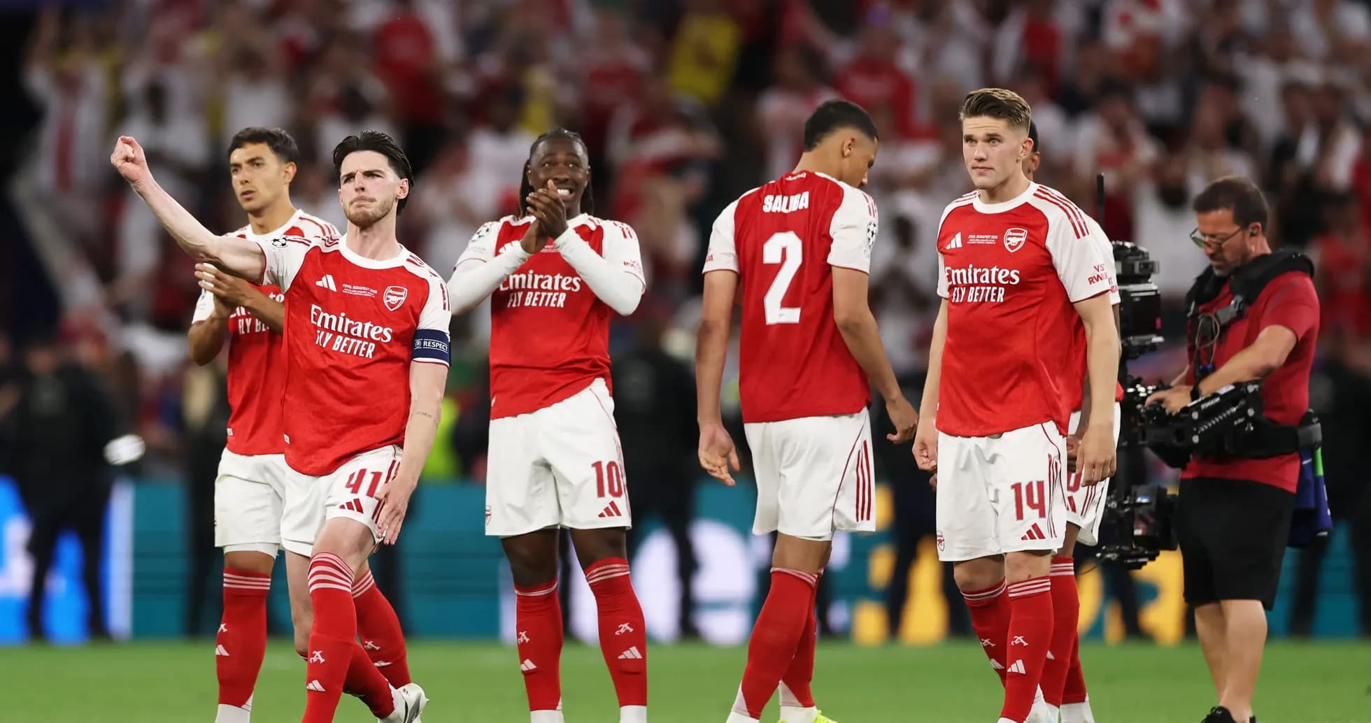 Jugadores del Arsenal celebrando en el campo