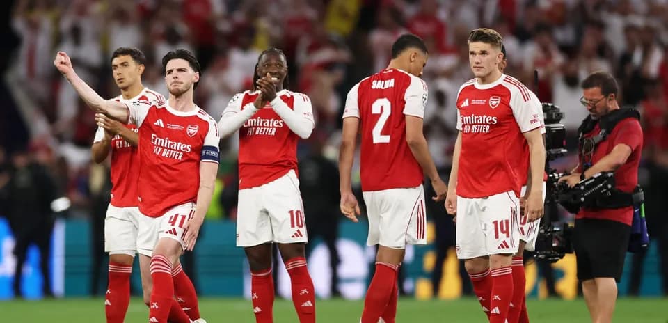 Jugadores del Arsenal celebrando en el campo