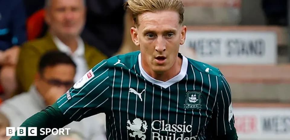 Jugador de Plymouth Argyle corriendo con el balón