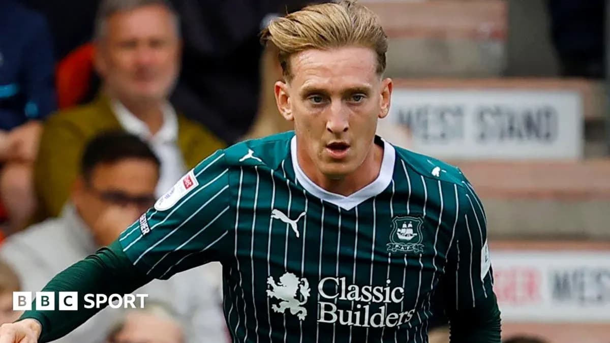 Jugador de Plymouth Argyle corriendo con el balón