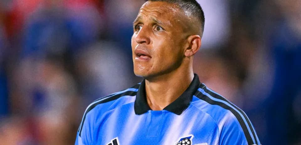 Jugador con camiseta azul observando el partido
