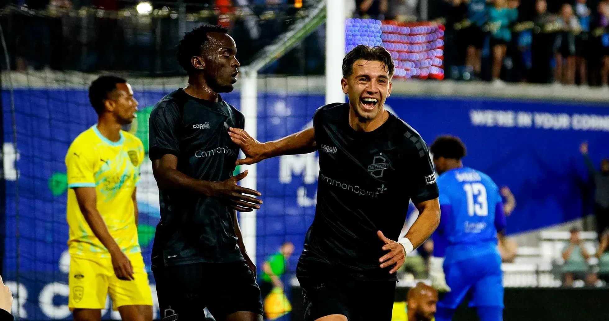Jugadores de Monterey Bay celebrando un gol