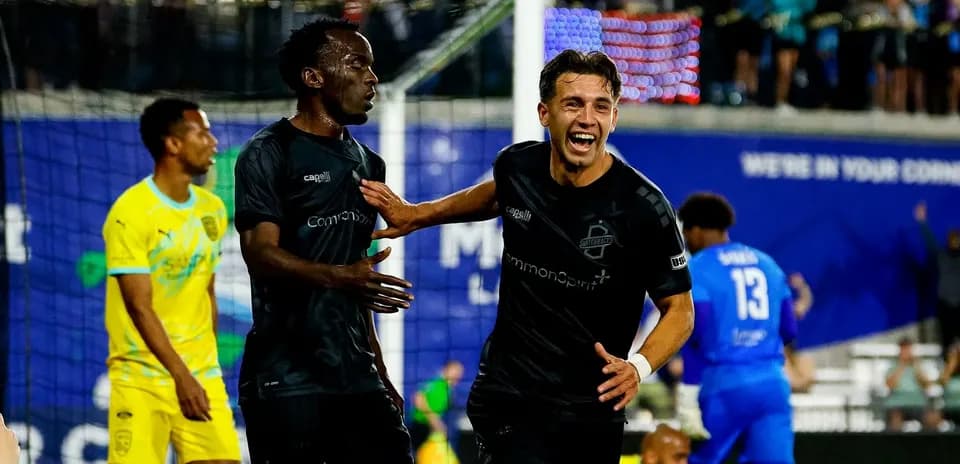 Jugadores de Monterey Bay celebrando un gol