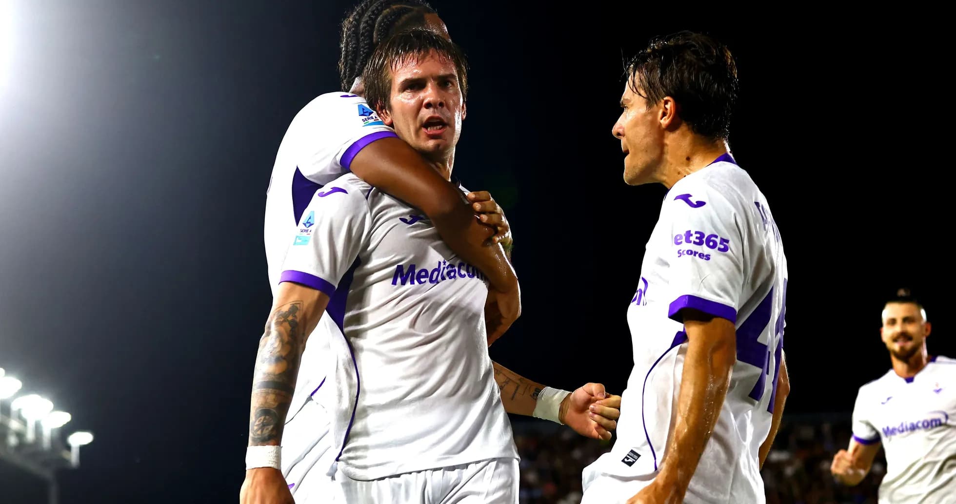 Jugadores de Fiorentina celebrando un gol juntos