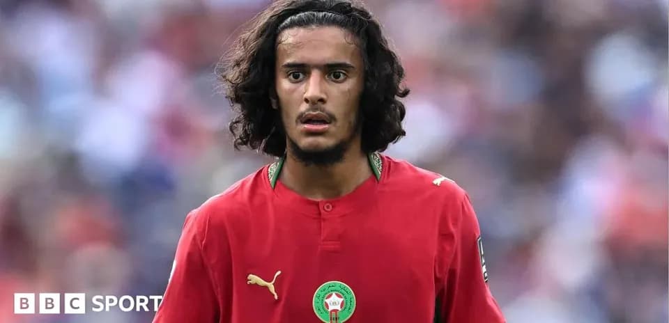 Jugador de Marruecos en uniforme rojo durante el partido