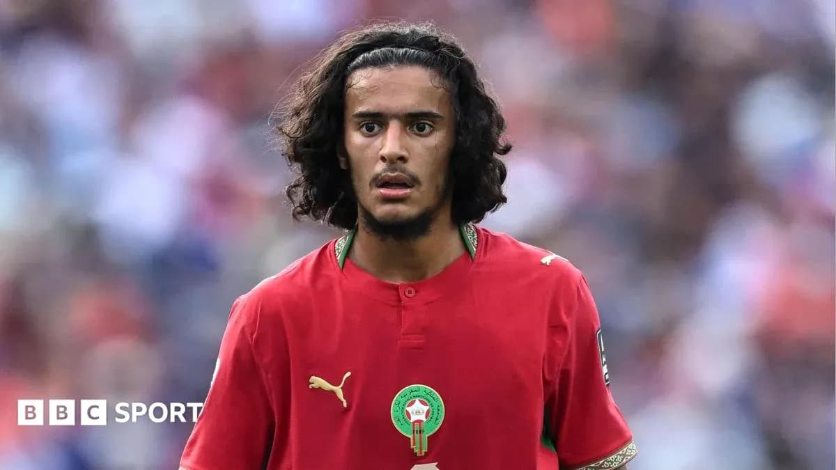 Jugador de Marruecos en uniforme rojo durante el partido