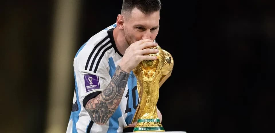 Jugador argentino besando el trofeo de la Copa del Mundo
