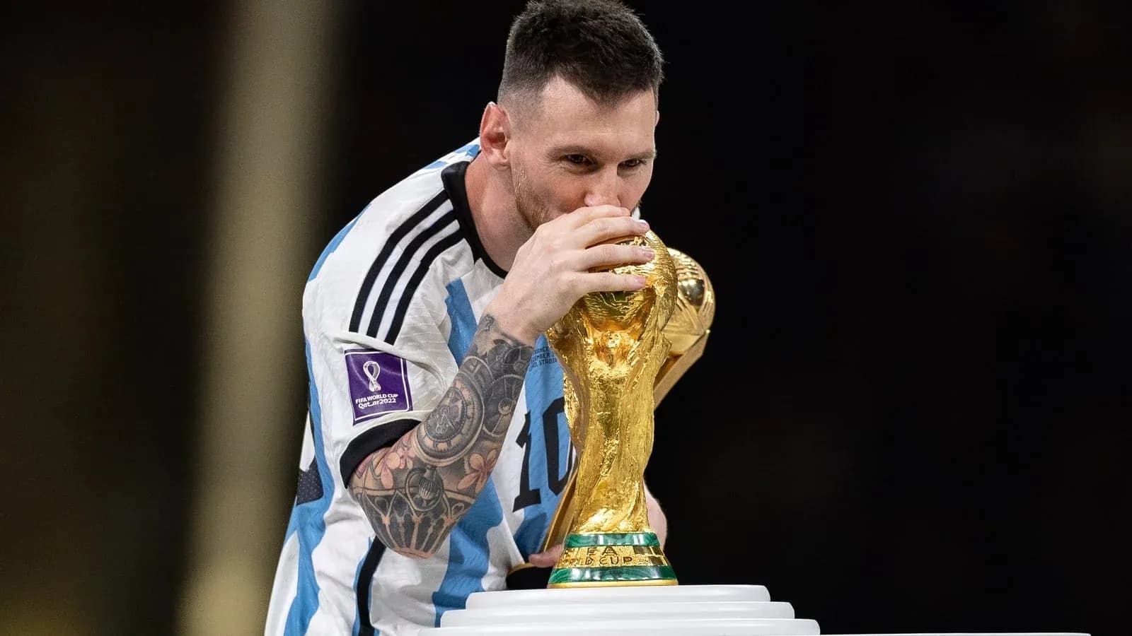 Jugador argentino besando el trofeo de la Copa del Mundo