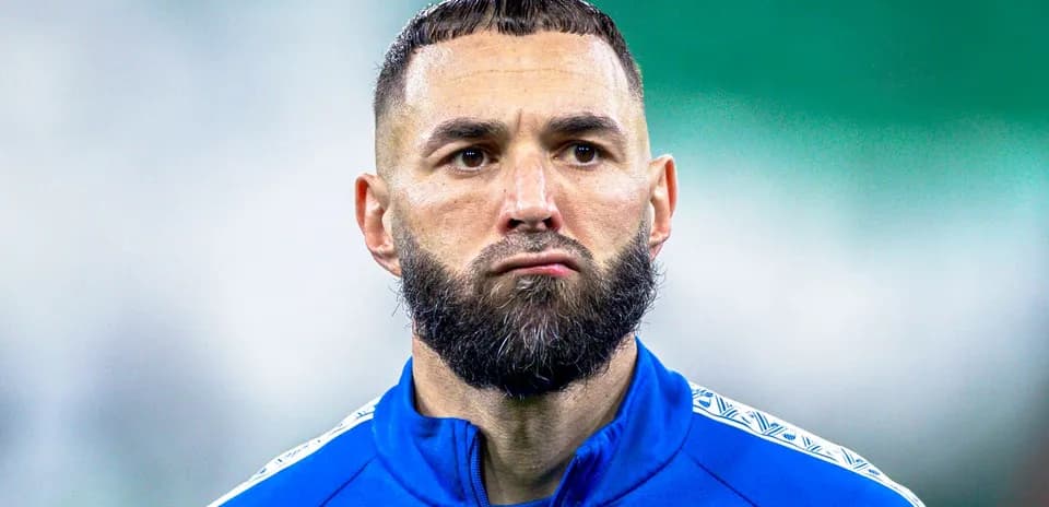 Jugador con barba en camiseta azul durante entrenamiento