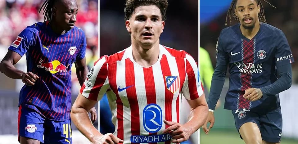 Tres jugadores de fútbol en acción con sus equipos