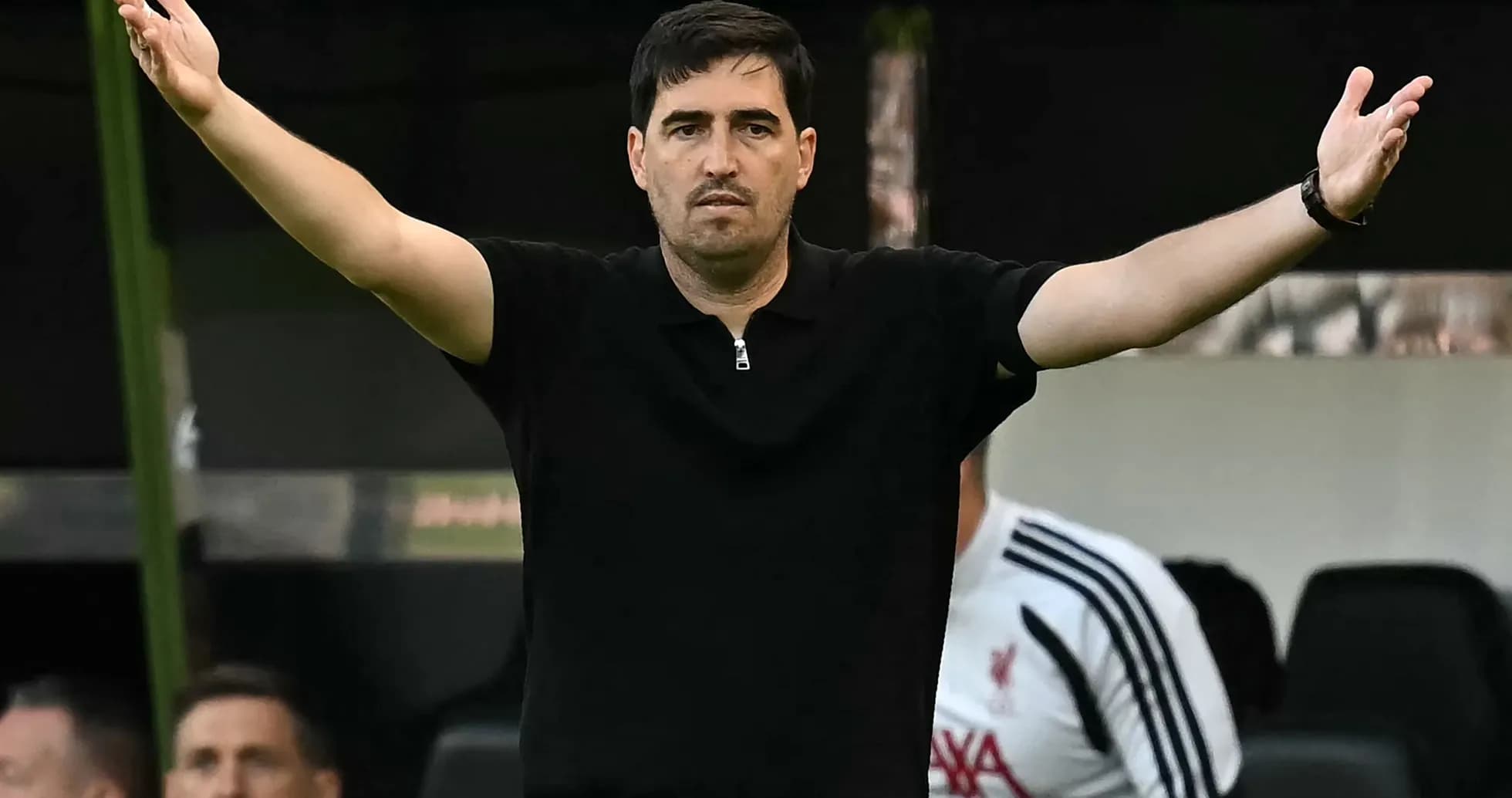Entrenador gesticulando en la banca durante el partido