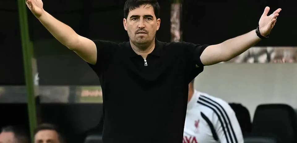 Entrenador gesticulando en la banca durante el partido