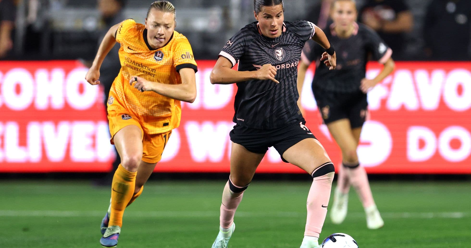 Jugadora de Houston Dash corriendo con el balón