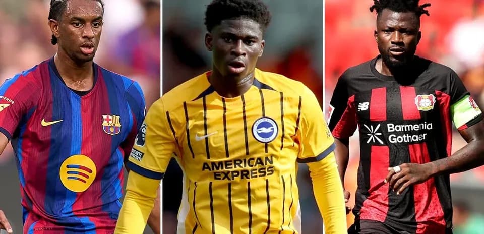 Tres futbolistas en acción con diferentes uniformes