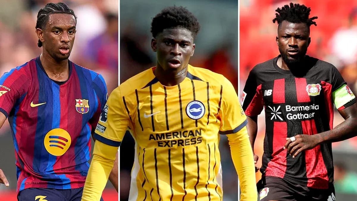 Tres futbolistas en acción con diferentes uniformes