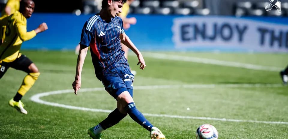 Jugador de Nueva York City II chutando el balón