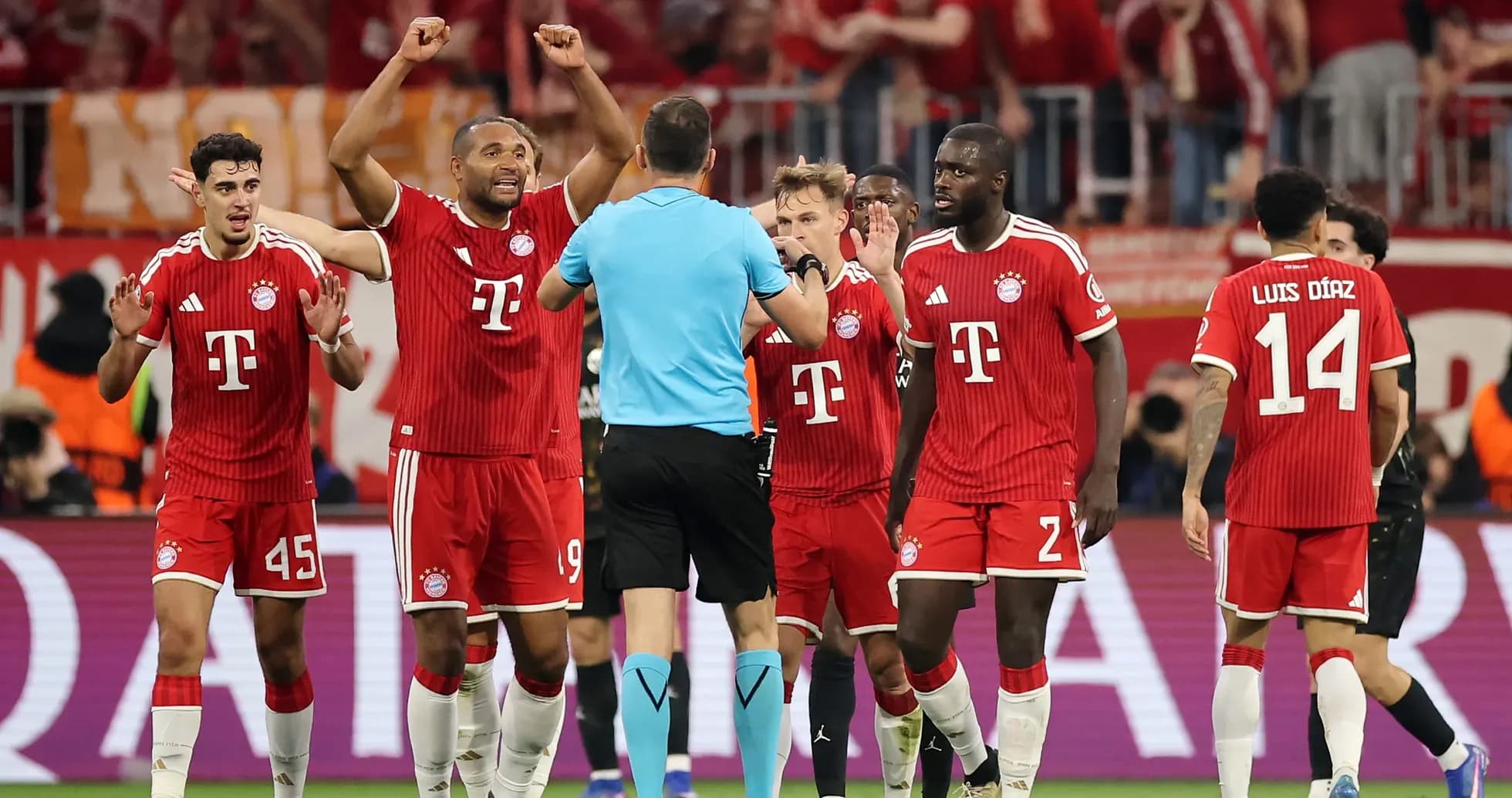 Jugadores de Bayern celebrando una decisión del árbitro