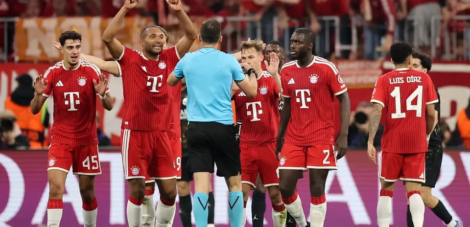 Jugadores de Bayern celebrando una decisión del árbitro