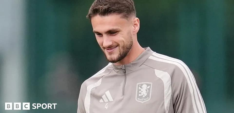 Jugador de Aston Villa en sesión de entrenamiento