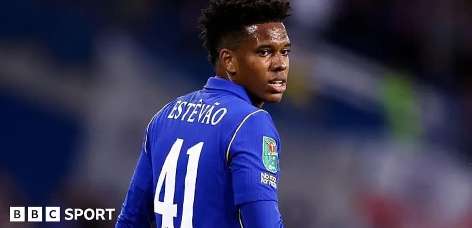 Jugador con camiseta azul durante el partido