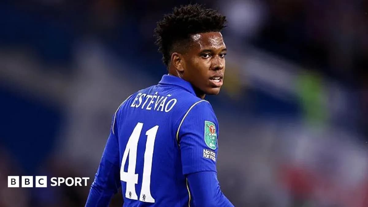 Jugador con camiseta azul durante el partido
