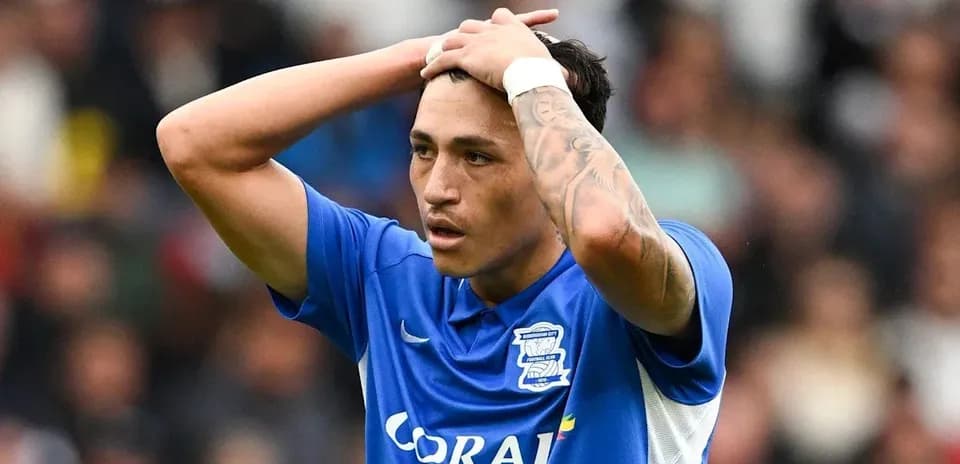 Jugador de Birmingham City con las manos en la cabeza