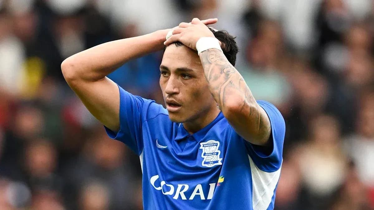 Jugador de Birmingham City con las manos en la cabeza