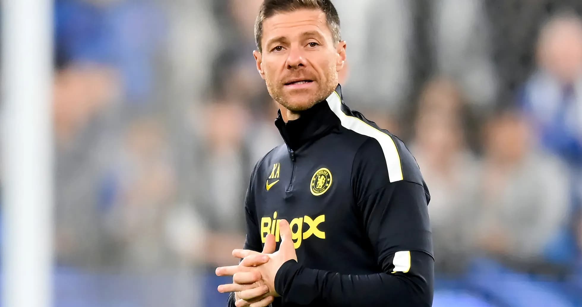 Entrenador de fútbol en el campo durante el partido