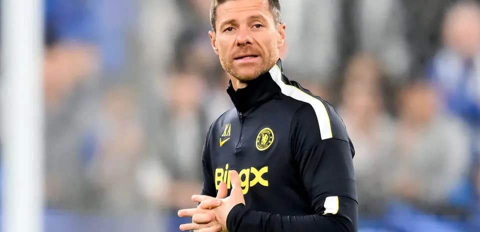 Entrenador de fútbol en el campo durante el partido