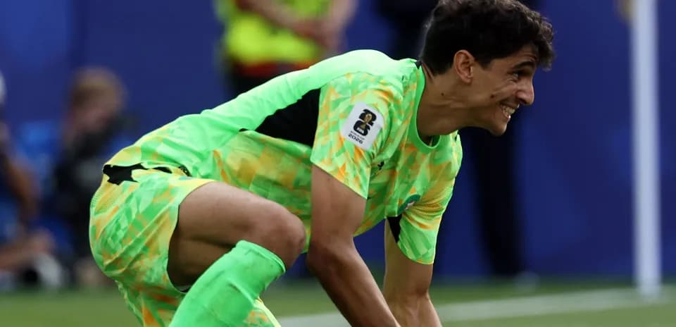 Portero en acción durante partido de fútbol