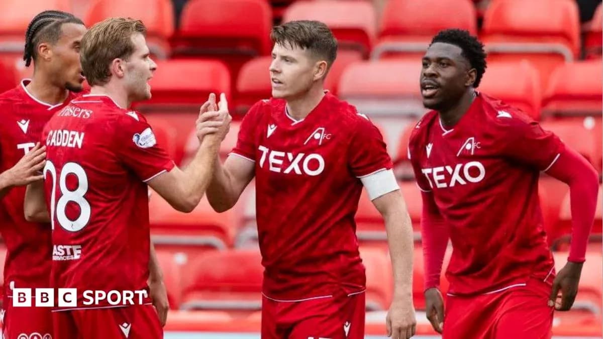 Jugadores de Aberdeen celebrando un gol en el campo