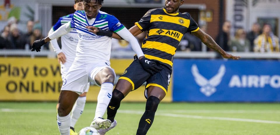 Jugador de Hartford Athletic lucha por el balón