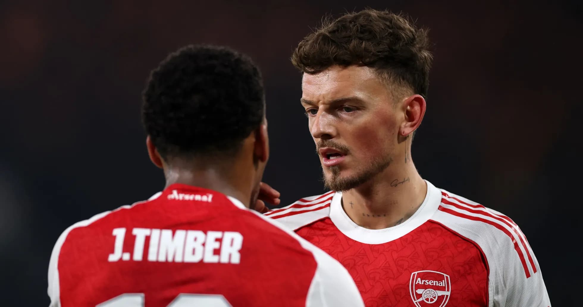 Jugadores de Arsenal conversando en el campo