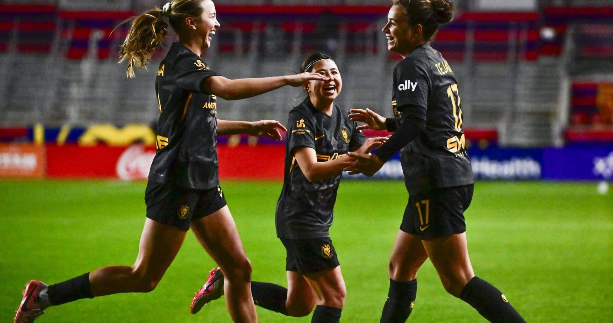Jugadoras celebrando un gol en partido