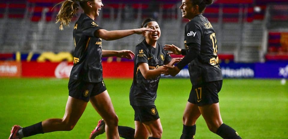 Jugadoras celebrando un gol en partido