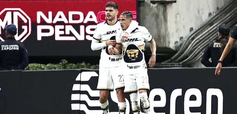 Jugadores de Pumas celebrando un gol