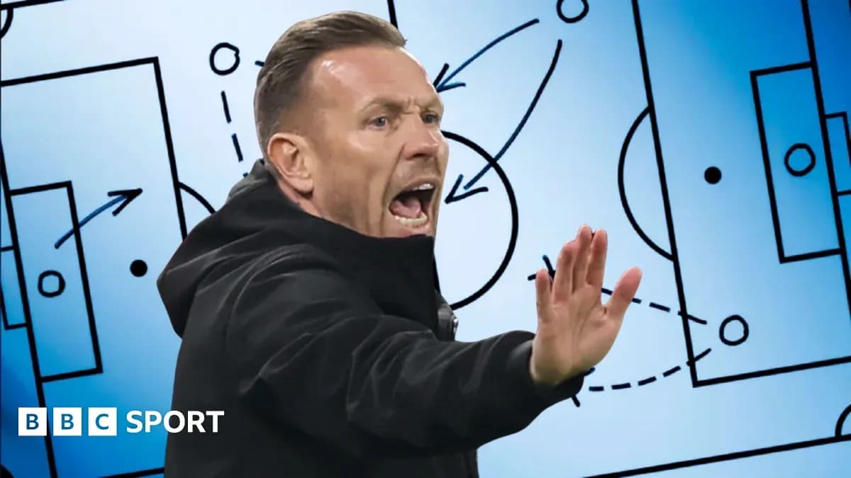 Entrenador dirigiendo instrucciones con tácticas de fútbol