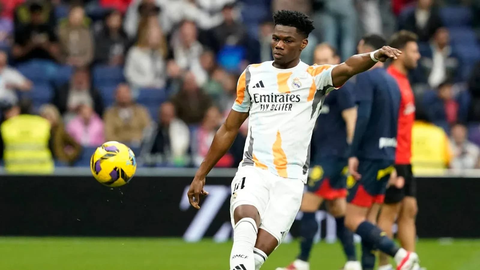 Jugador de Real Madrid lanzando el balón durante el partido