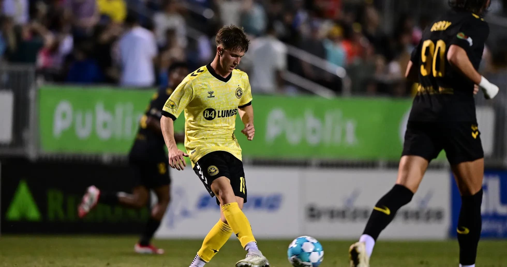 Jugador de Charleston Battery en acción