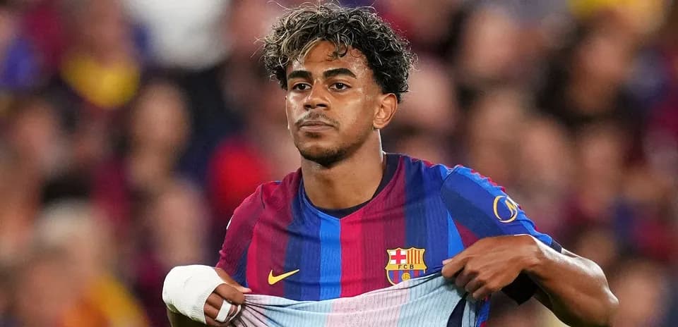 Jugador del FC Barcelona ajustando su camiseta en el campo