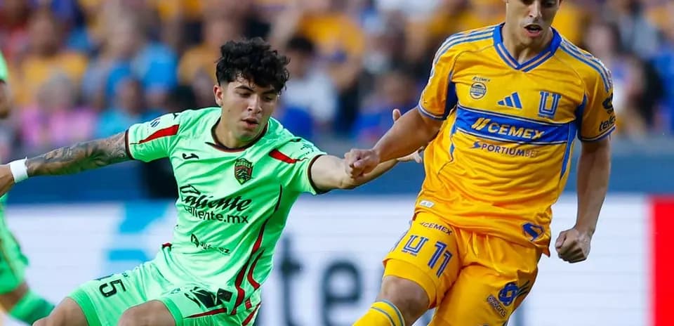 Jugadores de FC Juarez y Tigres UANL en acción