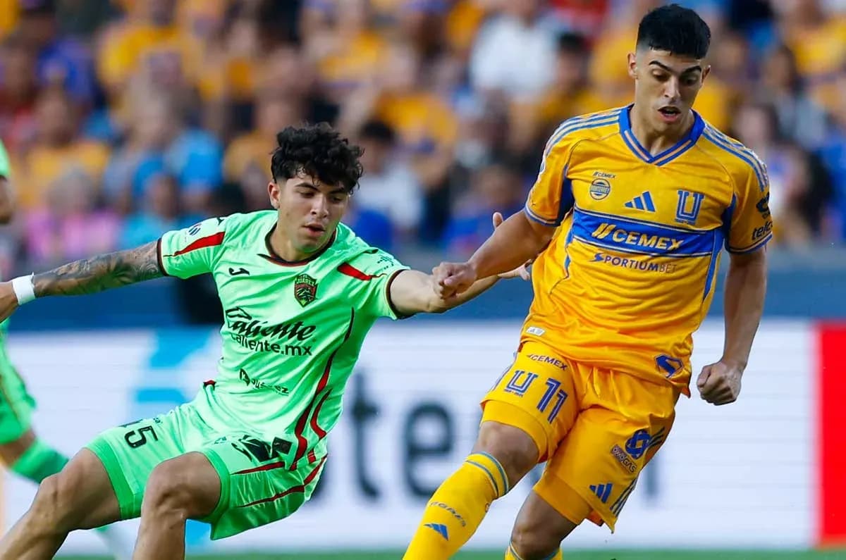 Jugadores de FC Juarez y Tigres UANL en acción