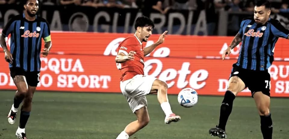 Jugador de fútbol golpeando el balón en el campo