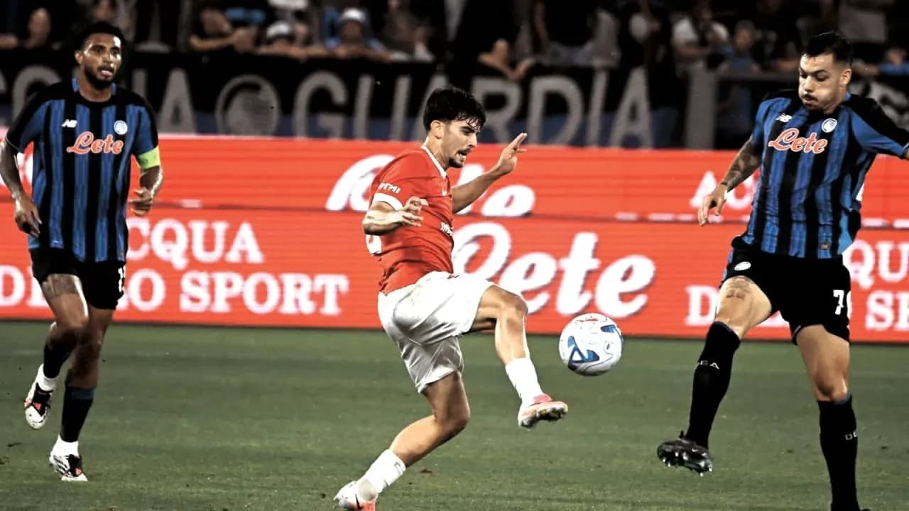 Jugador de fútbol golpeando el balón en el campo