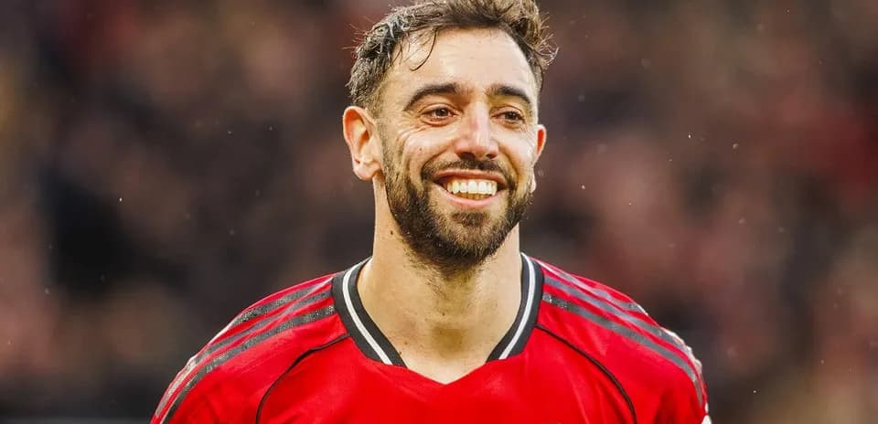 Bruno Fernandes sonriendo con camiseta de Manchester United