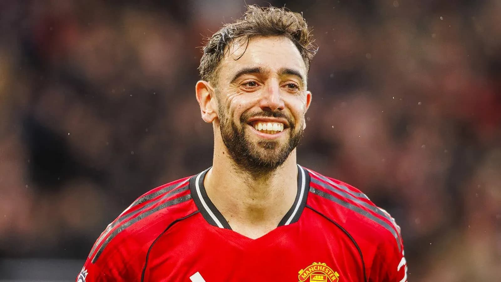 Bruno Fernandes sonriendo con camiseta de Manchester United