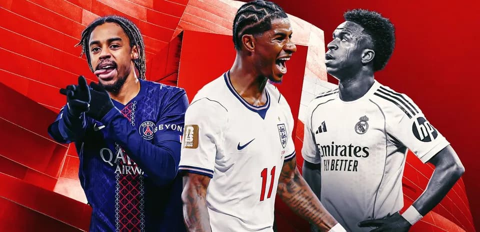 Tres futbolistas en fondo rojo, posando para foto
